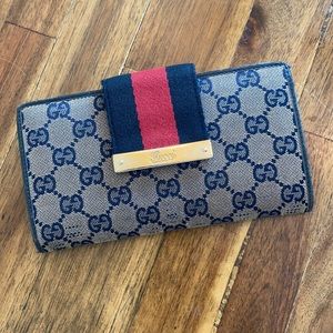 Gucci bifold logo wallet with clasp